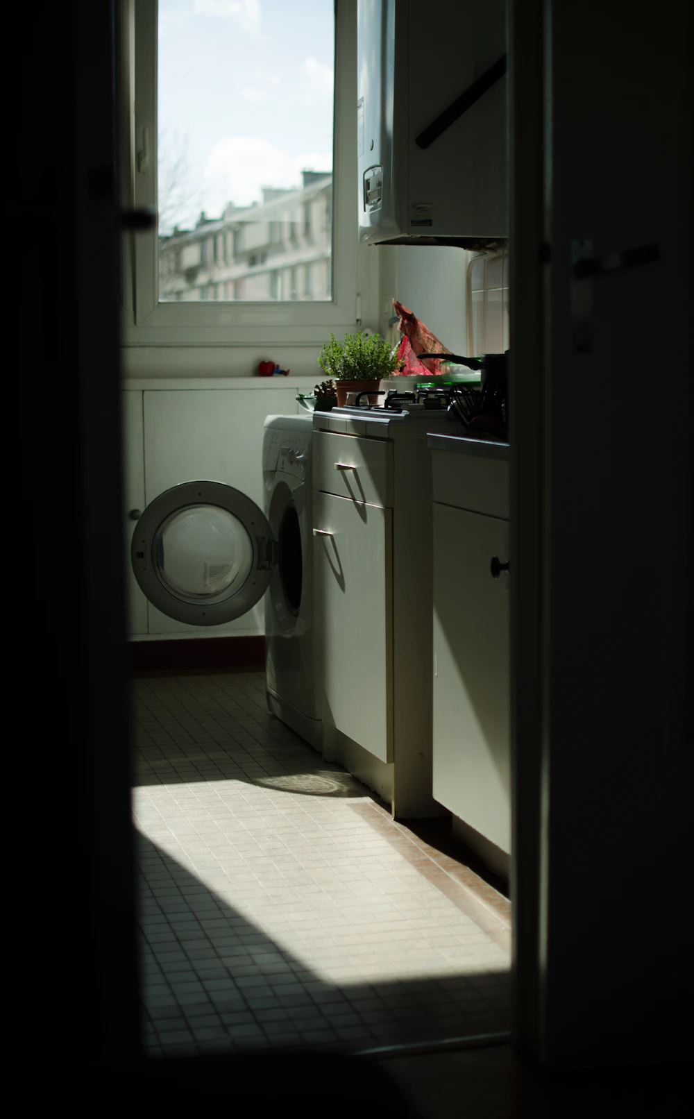 Front-loading washing machine for a small-apartment fall laundry reset