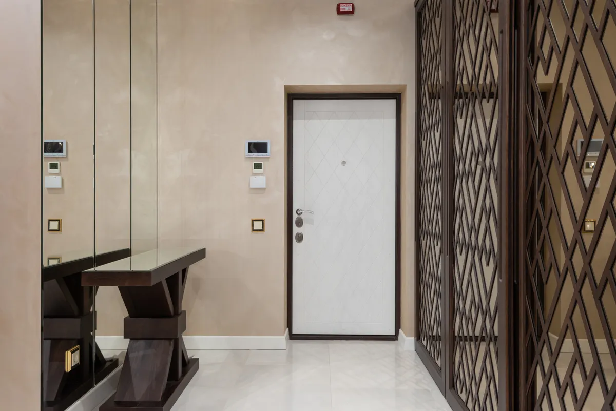Apartment entrance with a narrow console and mirrored wall